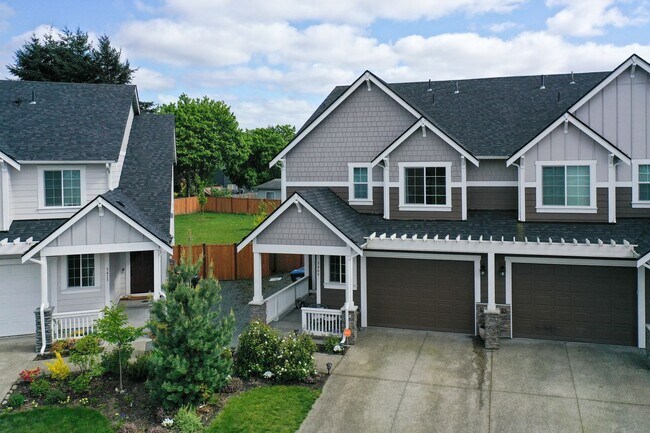 Building Photo - Spacious & Stylish 4-Bedroom A/C Townhome!