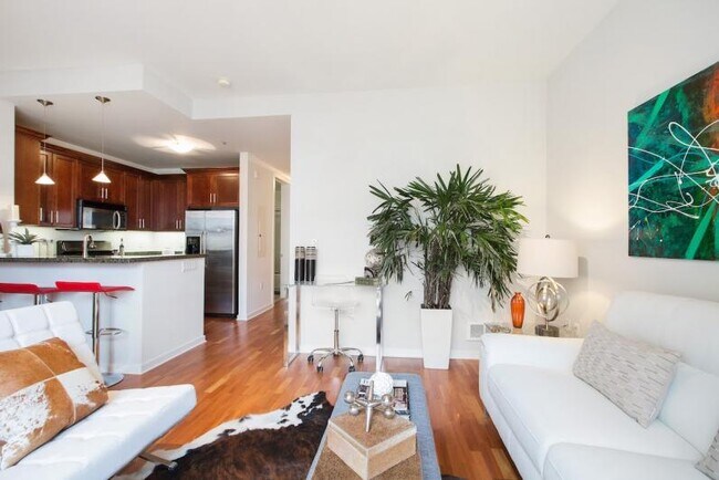 Building Photo - Chic Modern Jr 1 Bedroom Condo in South Beach
