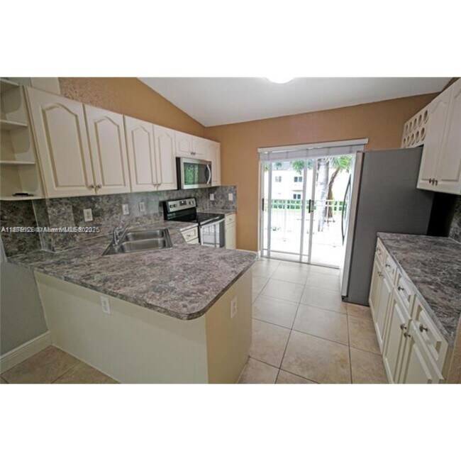 Foto del edificio - 10953 W Okeechobee Rd