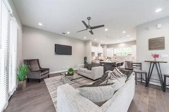 Building Photo - 1329 Buescher Dr
