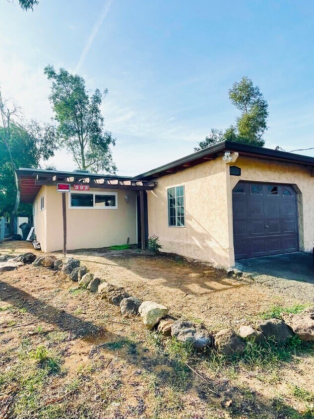 Primary Photo - Spacious Duplex w/ New Upgrades!!