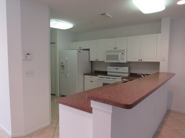 Foto del edificio - Large 3 bedroom 2.5 bathroom Townhouse