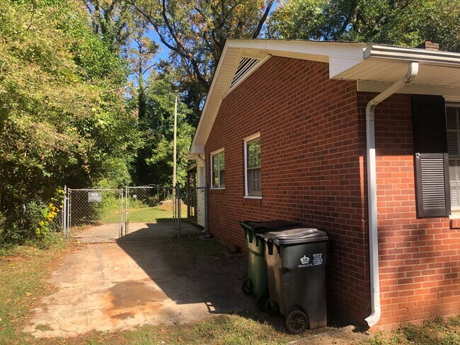 Building Photo - Pet-friendly! Freshly updated!  Cute as a ...