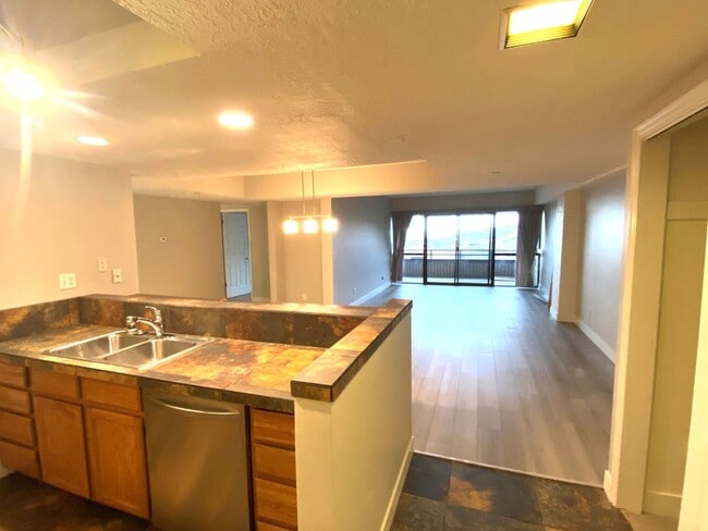 Building Photo - 2 Bed 2 Bath Condo in Bench Tower Condomin...