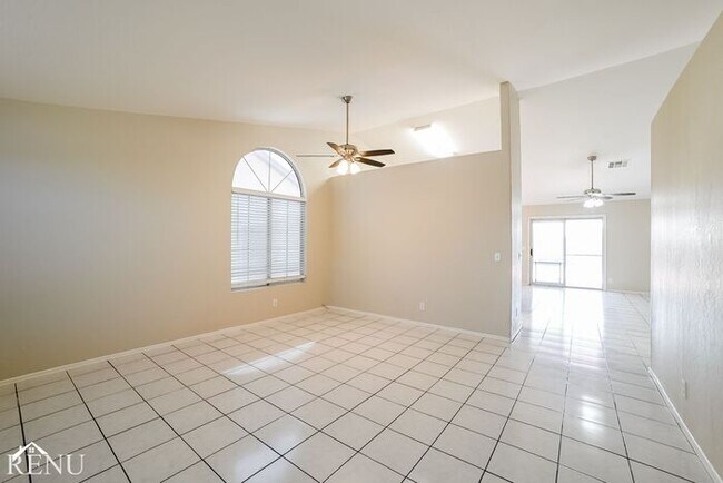 Building Photo - 1021 W Mesquite Ave