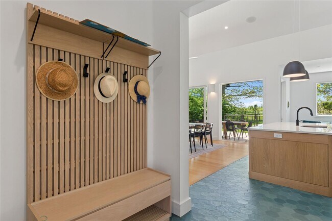 Foto del edificio - 6710 Soundview Ave