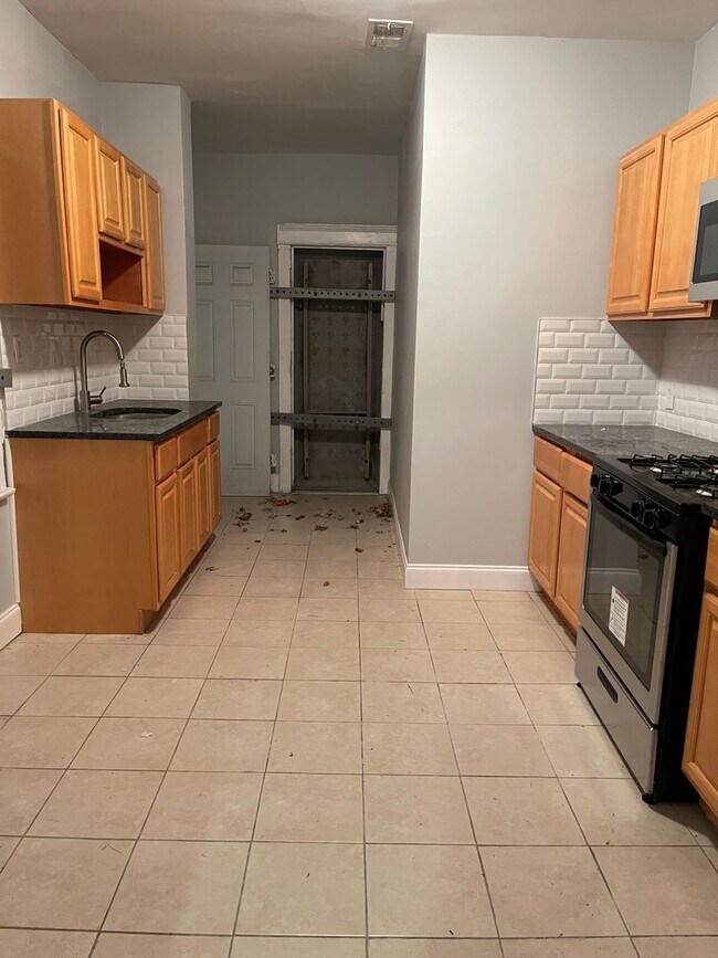 Building Photo - SPACIOUS NEWLY RENOVATED SINGLE FAMILY REN...