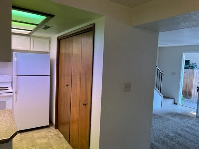 Building Photo - 2 BEDROOM TOWNHOME IN PHOENIX