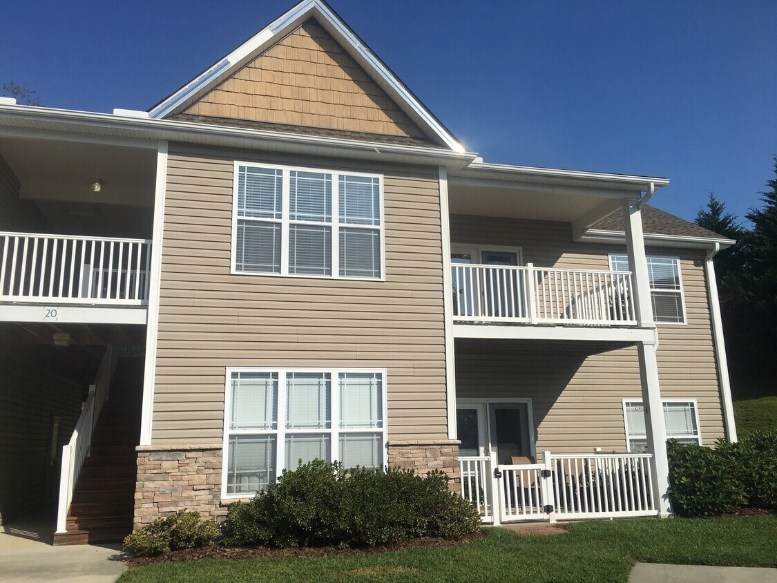 Foto principal - Super cute, clean 2 bedroom/2 full bathroom condo!