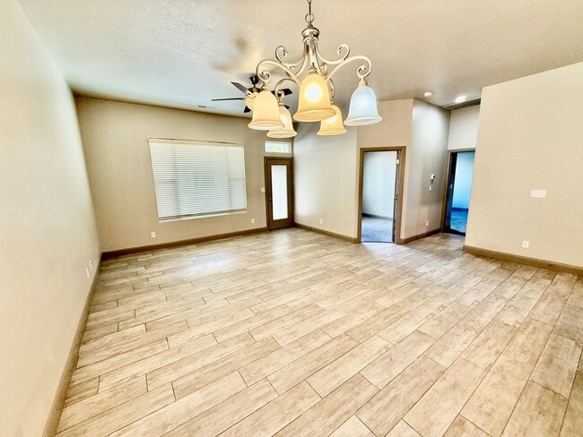 Building Photo - Spacious 2-Bedroom Duplex with Den & Fence...