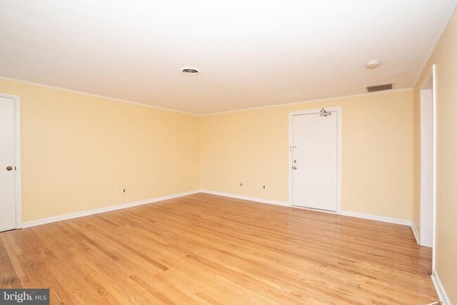 Building Photo - 15 Cranbury Rd