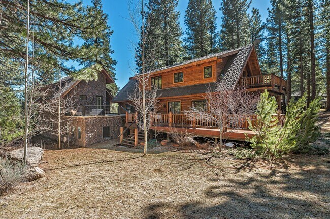 Building Photo - Executive Home Nestled in Galina Forest