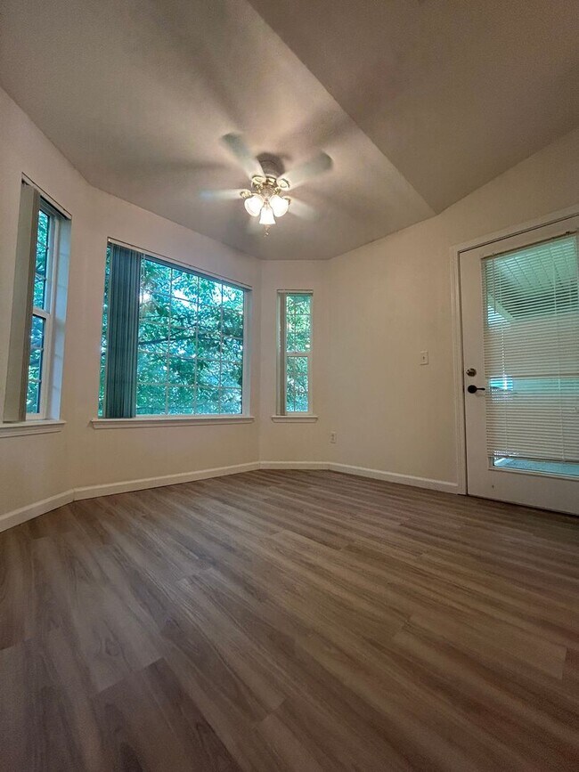 Foto del edificio - 10054 W Garverdale Ln
