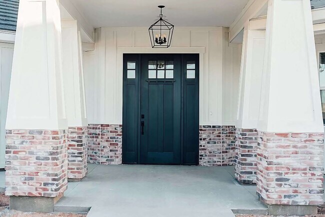 Puerta principal - 3685 W 2510 S