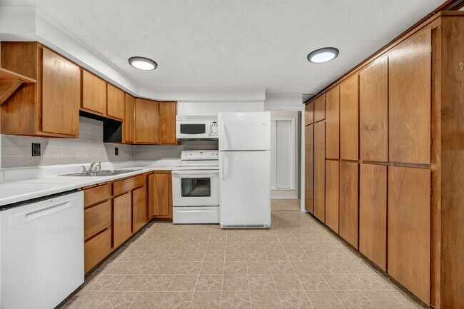 Building Photo - Mid-Century Cool Meets Maine Serenity Design. Privacy. Location. This one has it all.
