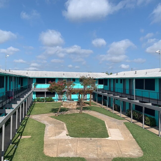 Building Photo - Landmark Apartments