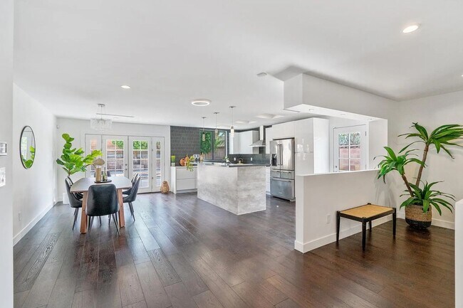 Foto del edificio - Modern and Spacious 4 Bed + 2.5 Bath Home