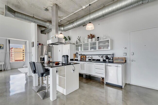 Foto del edificio - 10 SW South River Dr
