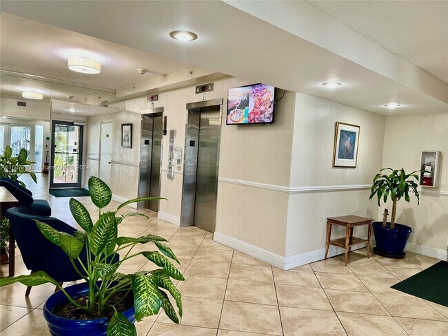 Foto del edificio - 2350 NE 135th St