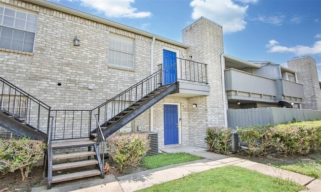 Building Photo - 9700 Leawood Blvd