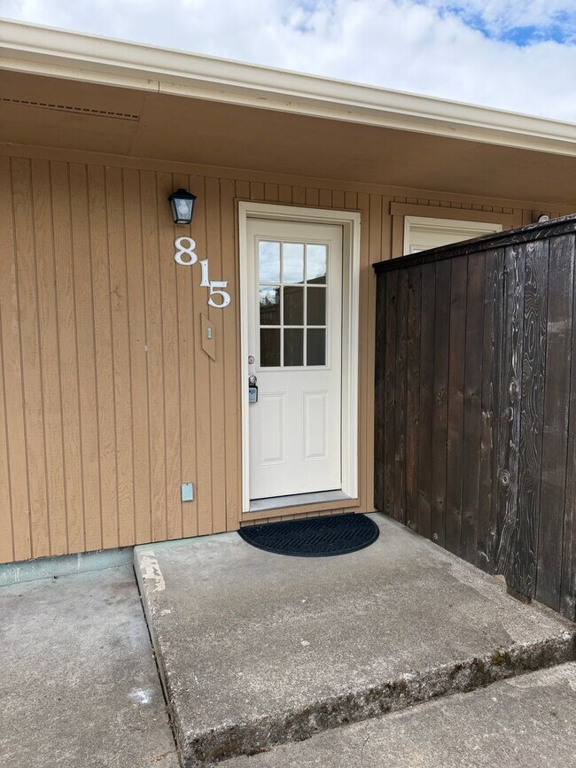 Foto del edificio - Updated 3 bedroom 1 bath duplex in Junction City!
