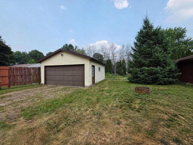 Foto del edificio - 2 Bedroom, 1 Bathroom Home with Garage Available Now