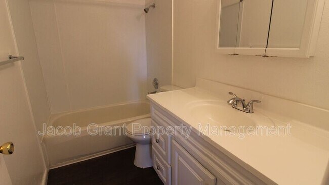 Foto del edificio - 1382 E Poplar St