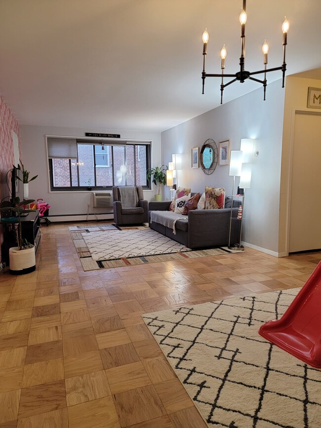Living Room - 100 E Hartsdale Ave