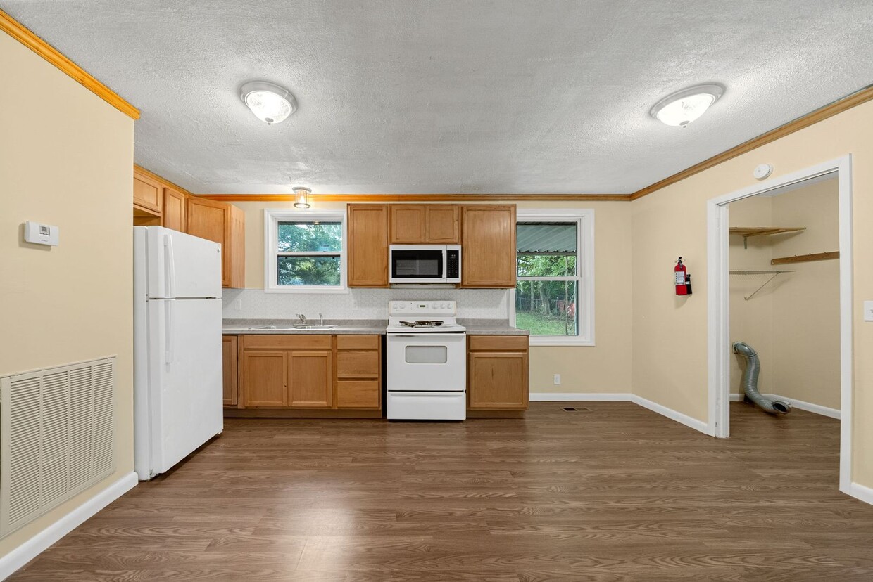 Foto principal - 3 Bedroom Home For Rent Near Needmore Road!