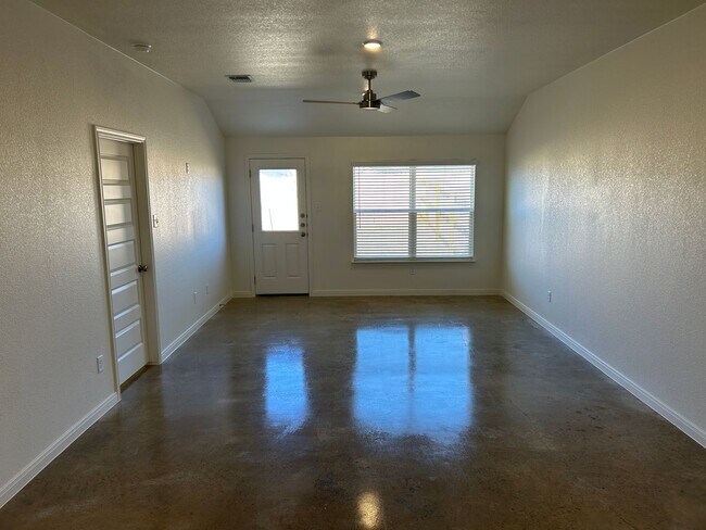 Building Photo - 909 Switchgrass Dr