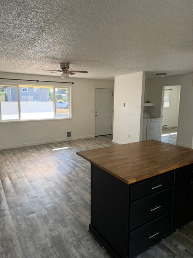 Foto del edificio - 707 N Holly Dr