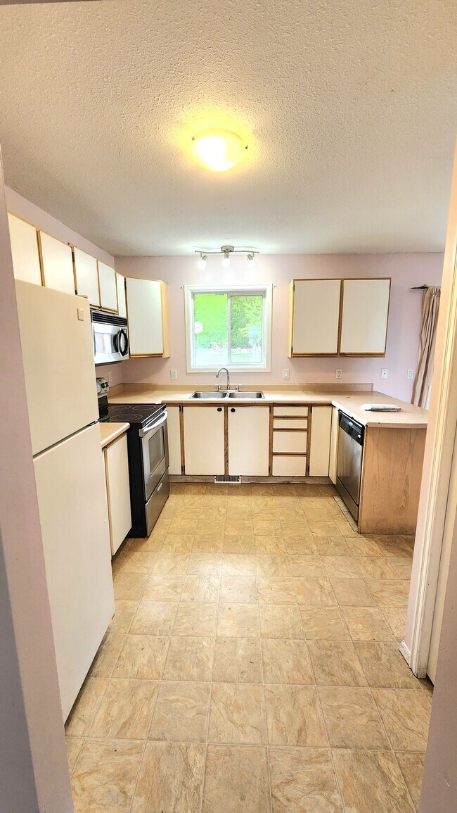 Building Photo - 3566 Lansbury Crt