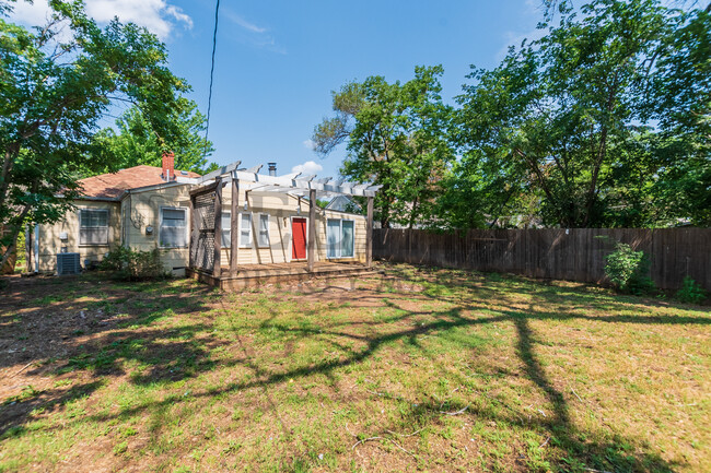 Building Photo - 824 S Vassar St