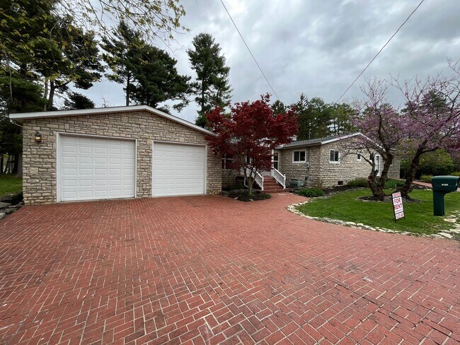Foto del edificio - **RIVERFRONT 4-BEDROOM/2-BATH WITH 4-CAR GARAGE, FULL BASEMENT!!**