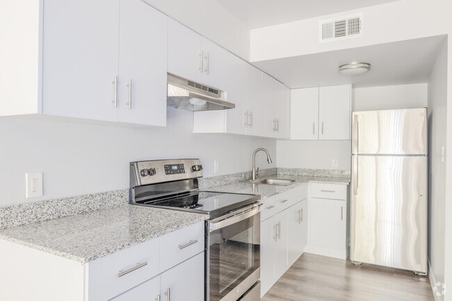 1BR, 1BA - 750SF - Kitchen - Treebecka Park