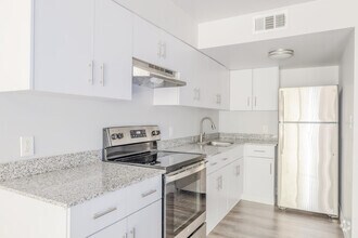 1BR, 1BA - 750SF - Kitchen - Treebecka Park