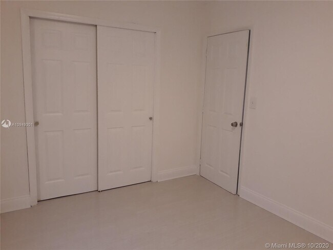 Building Photo - 2215 Plunkett St
