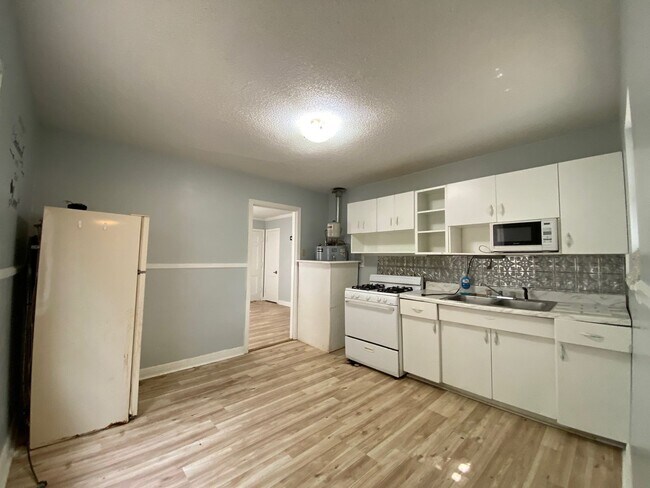 Building Photo - 1310 W 49th St