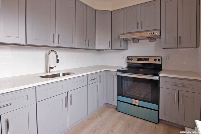 Building Photo - 68-56 Groton St