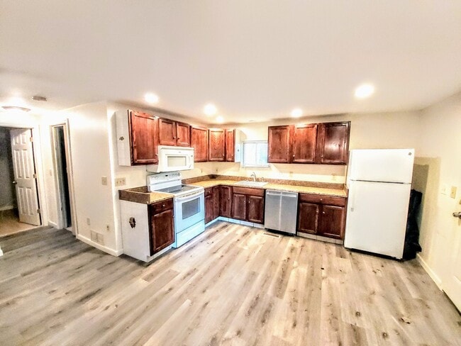 Building Photo - COZY CUTE 1 BDRM + OFFICE RANCH AVAILABLE ...