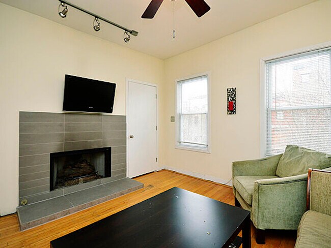 Unit 2 top floor 3BR2BA - 1961 N Sheffield Ave