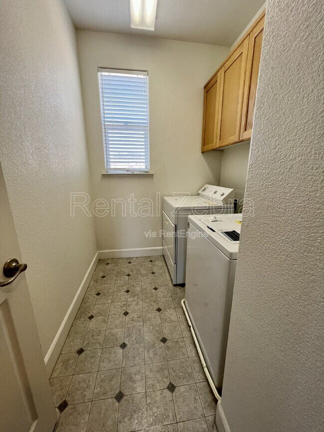 Building Photo - 459 Jacobs Dr