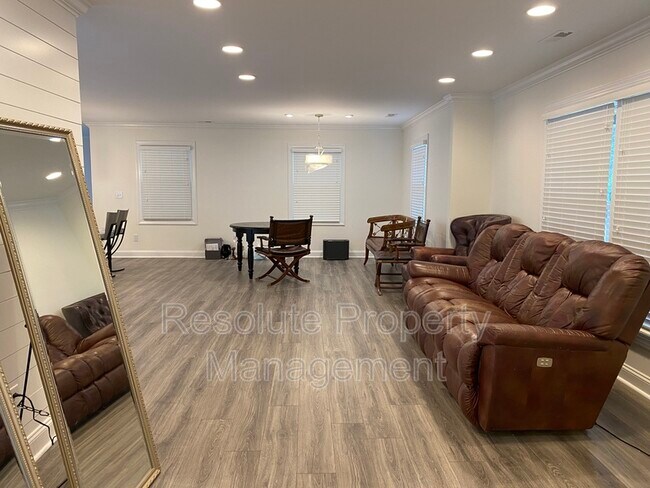 Building Photo - 6600 Pleasant Pines Dr
