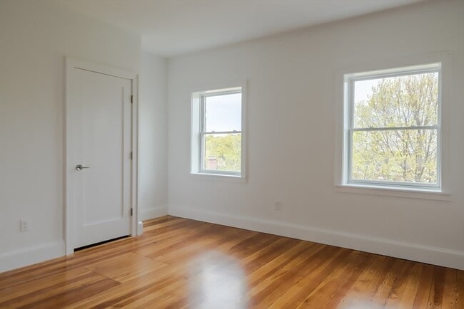 Building Photo - 15 Colbourne Cres