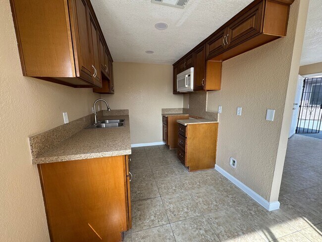 Building Photo - Two Bedroom One Bathroom Apartment in San Bernardino