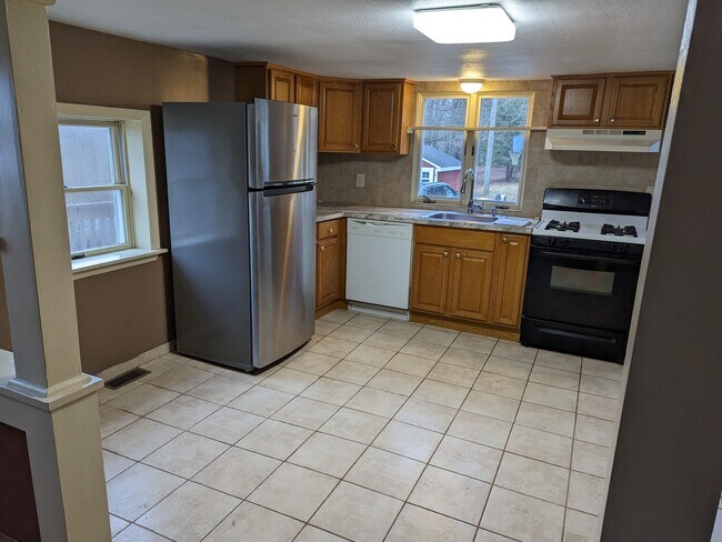 Large eat-in kitchen - 2395 Grange Hall Rd
