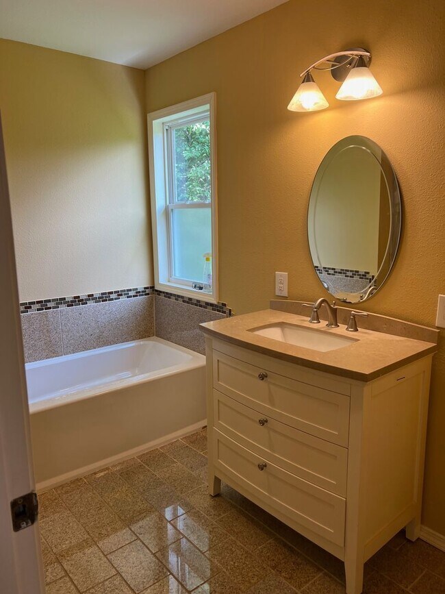 Building Photo - 3 Bed 2 Bath