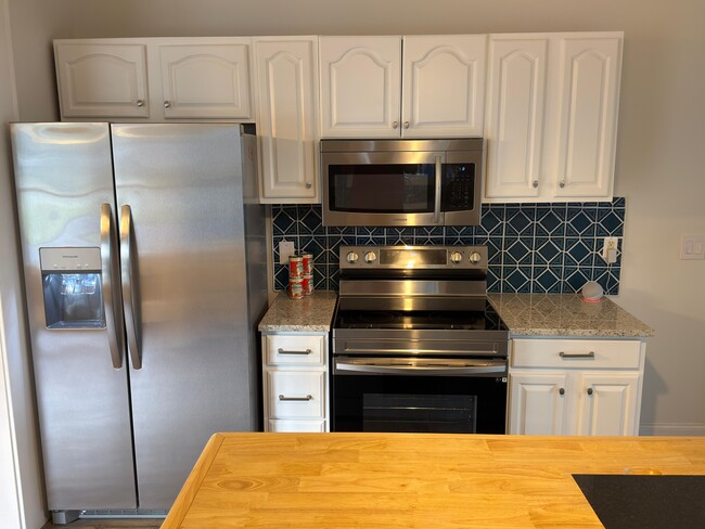 Building Photo - 302 N Sumner St