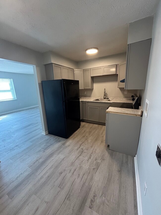 2 dormitorios, 1 baño renovado - Summit Apartments
