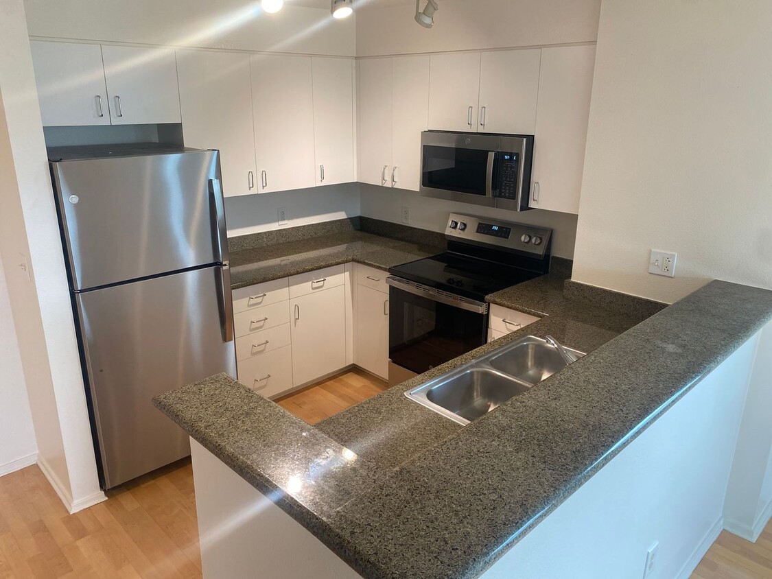Primary Photo - Epic REA/Azari PM - Amazing Renovated 1 be...